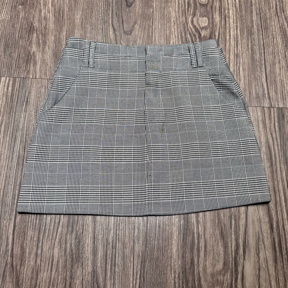 Mini plaid skirt, super cute and perfect staple & holiday party skirt w/pockets
